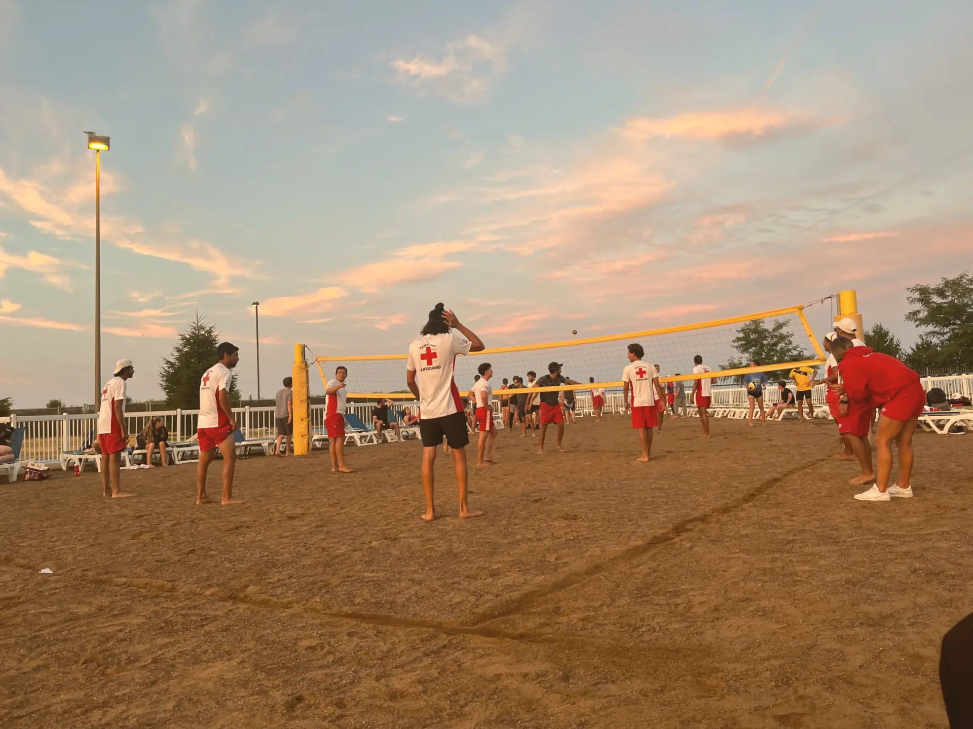 Voleibol de playa al atardecer en Cedar Point